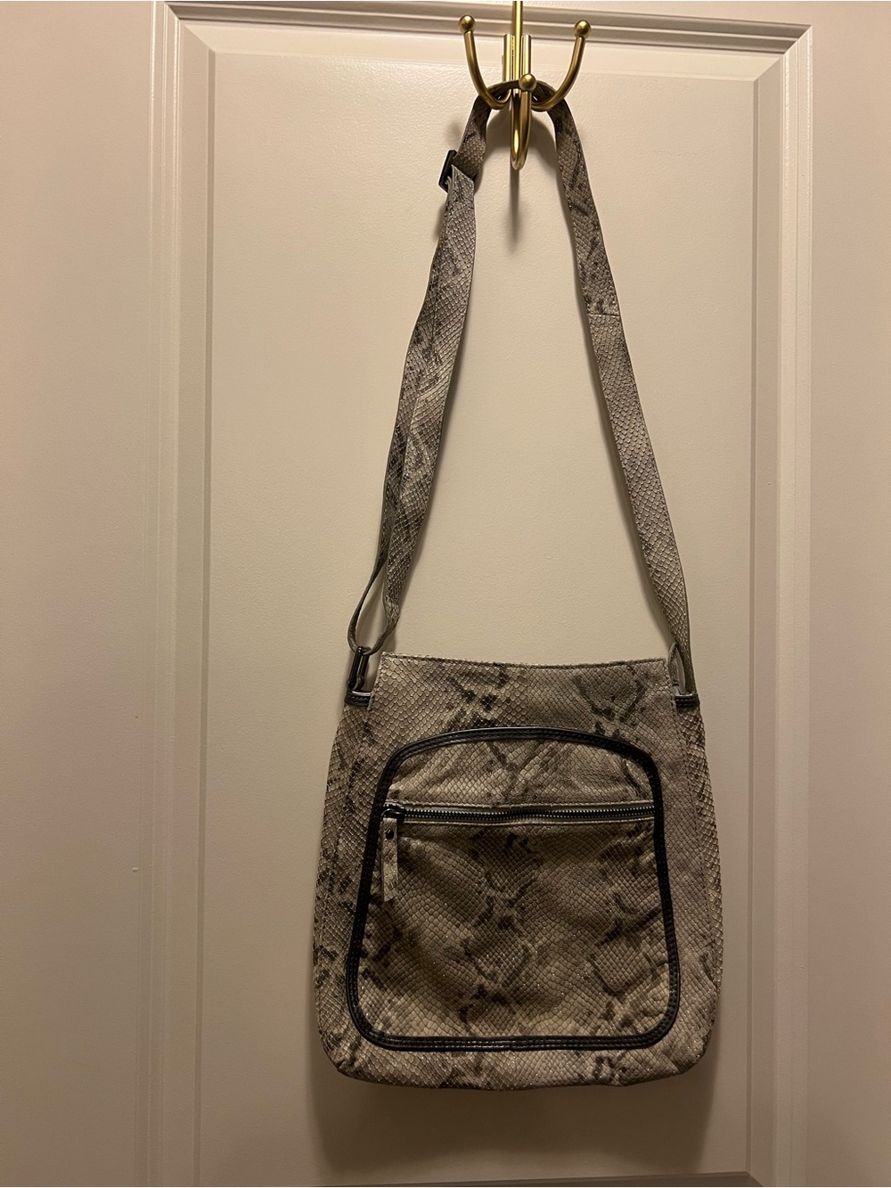Amalfi Made in Italy Genuine Leather Snake-Print Crossbody Shoulder Bag in Gray